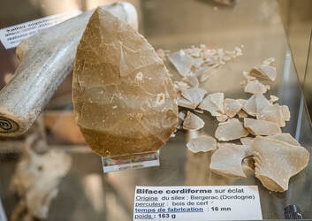 Atelier "taille de silex" au Musée de la Raymondie