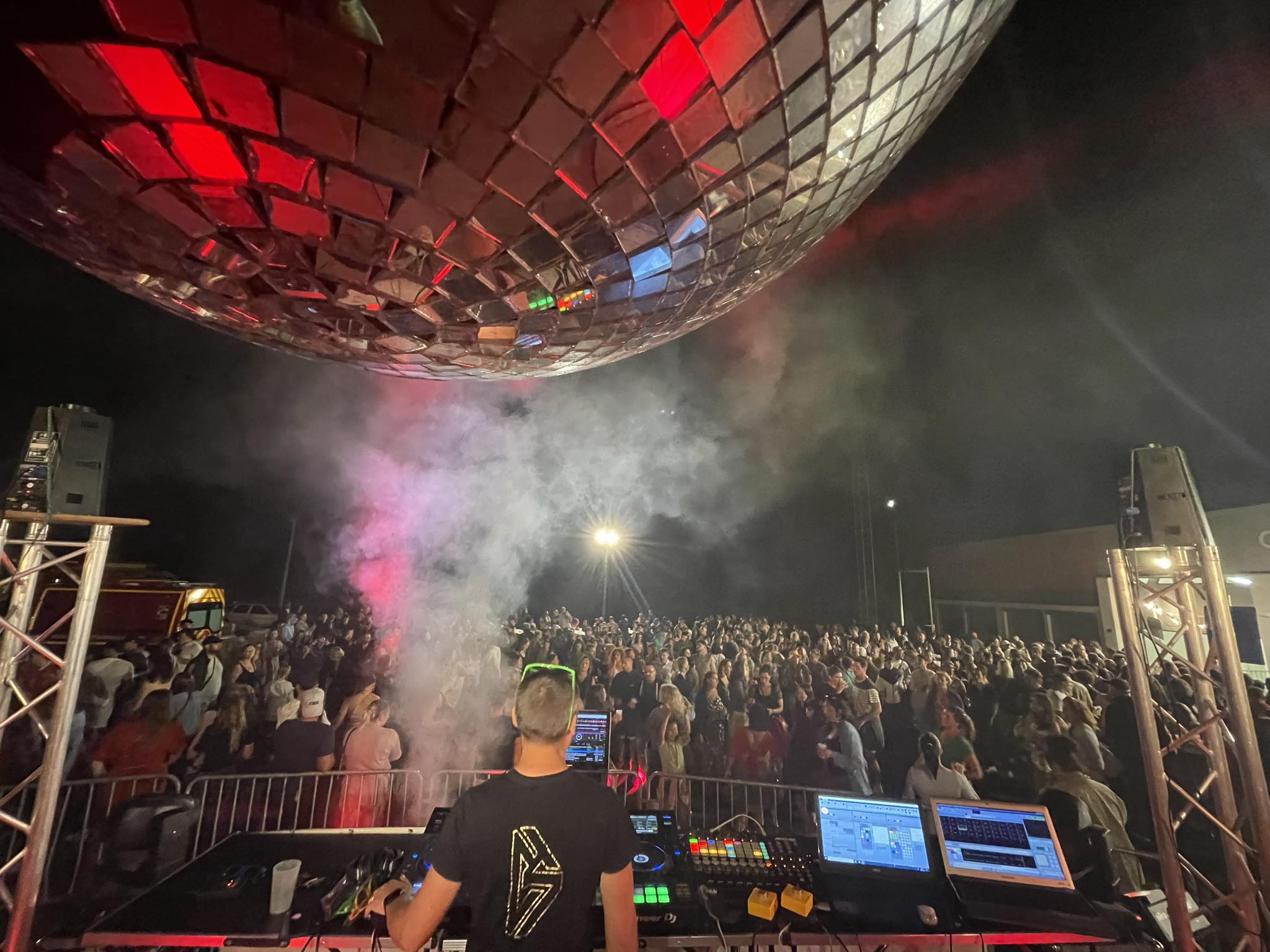 DJ et mousse party de la fête de Miers