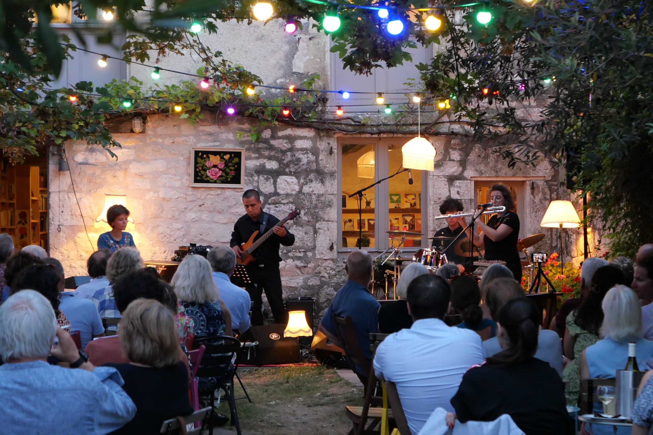 Les concerts de l'été dans le jardin de la librairie Livres Books & Co