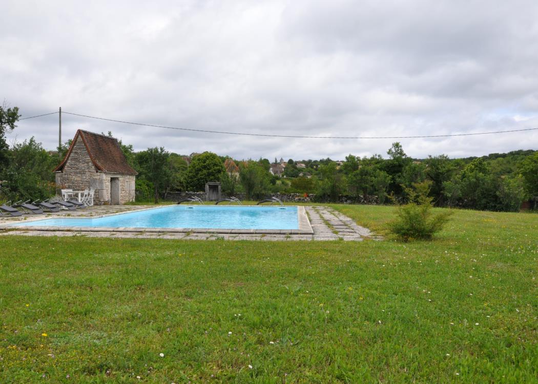 piscine avec vue sur village