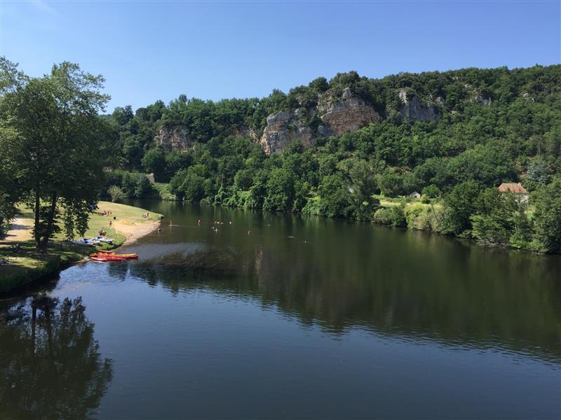 Baignade à la plage de Saint-Cirq-Lapopie dans la rivière Lot