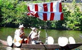Course de barques traditionnelle en bois